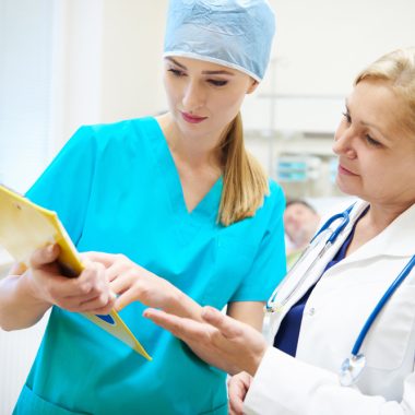 Când a fost introdus reperajul stereotactic în practica medicală din România?