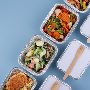 Sunt compatibile caserole de aluminiu cu friteuza cu aer cald (air fryer)?