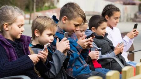 De ce copiii au nevoie de telefoane si ce aplicatii sunt utile si pentru copii dar si pentru parinti?