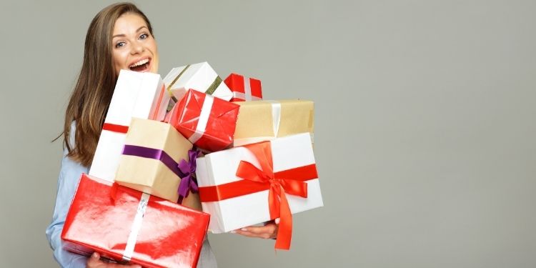 Psihologia din spatele cadourilor – de ce suntem atat de fericiti cand oferim cadouri